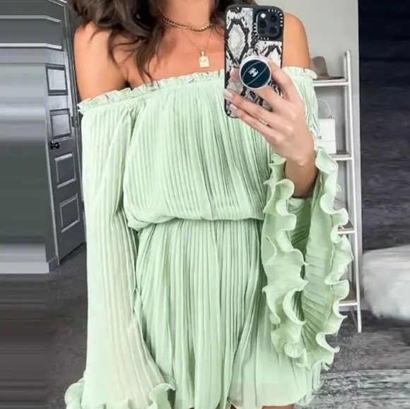 Vici smile wide pleated off shoulder romper - Picture 4 of 10